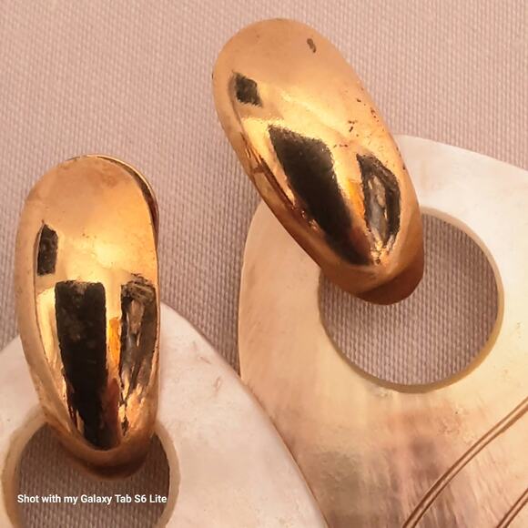 Two Earrings In One Small Gold Tone Huggies Holding Large MOP Shells - Picture 7 of 12